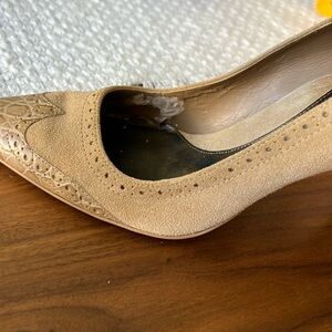 Beautiful pair of suede and leather pumps in a light beige. Brand: GIANNI BINI